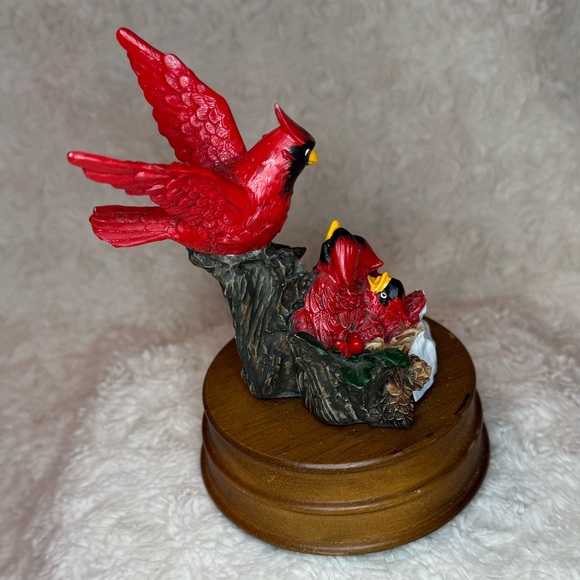 Enesco Cardinal & Babies Musical Decor plays
Chestnuts Roasting on an Open Fire - Picture 4 of 8